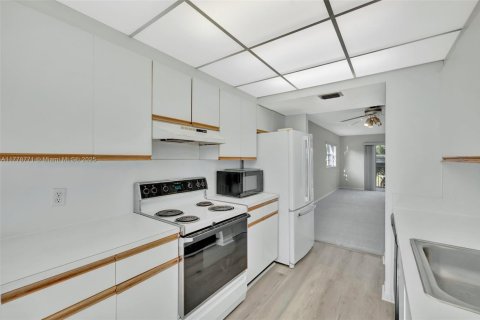 Condo in Pembroke Pines, Florida, 2 bedrooms  № 1741582 - photo 14