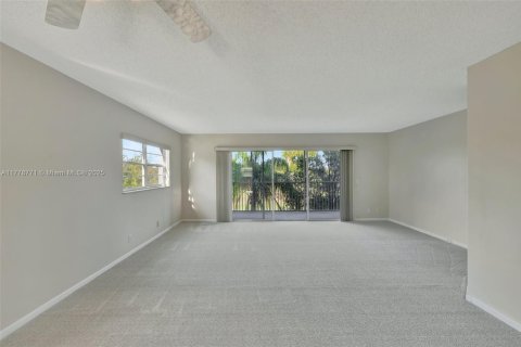 Condo in Pembroke Pines, Florida, 2 bedrooms  № 1741582 - photo 2