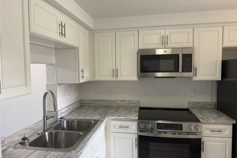 Condo in New Port Richey, Florida, 2 bedrooms № 2106884 - photo 3