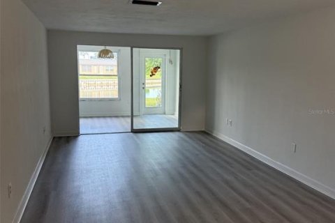 Condo in New Port Richey, Florida, 2 bedrooms № 2106884 - photo 6
