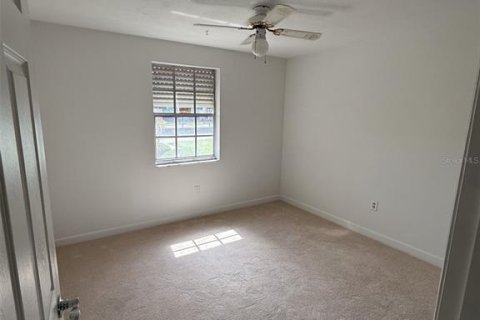 Condo in New Port Richey, Florida, 2 bedrooms № 2106884 - photo 13
