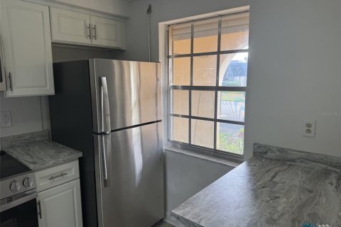 Condo in New Port Richey, Florida, 2 bedrooms № 2106884 - photo 4