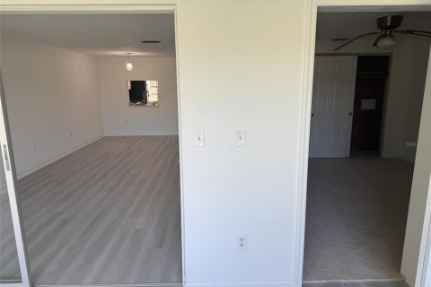 Condo in New Port Richey, Florida, 2 bedrooms № 2106884 - photo 12