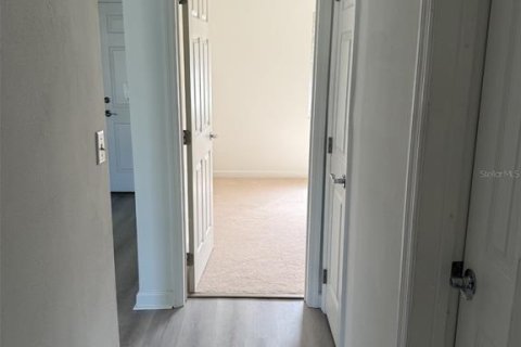 Condo in New Port Richey, Florida, 2 bedrooms № 2106884 - photo 9