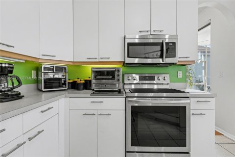 Купить виллу или дом в Пемброк-Пайнс, Флорида 4 спальни, 267.56м2, № 2007619 - фото 16