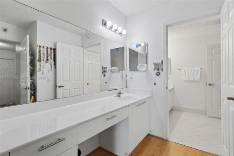 Купить виллу или дом в Пемброк-Пайнс, Флорида 4 спальни, 267.56м2, № 2007619 - фото 29