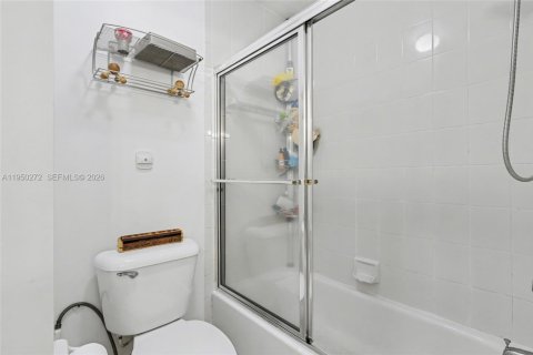 Купить виллу или дом в Пемброк-Пайнс, Флорида 4 спальни, 267.56м2, № 2007619 - фото 27