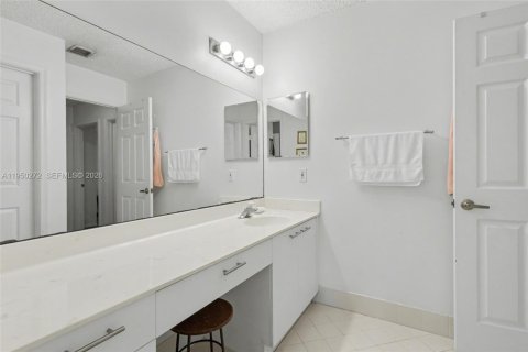 Купить виллу или дом в Пемброк-Пайнс, Флорида 4 спальни, 267.56м2, № 2007619 - фото 28