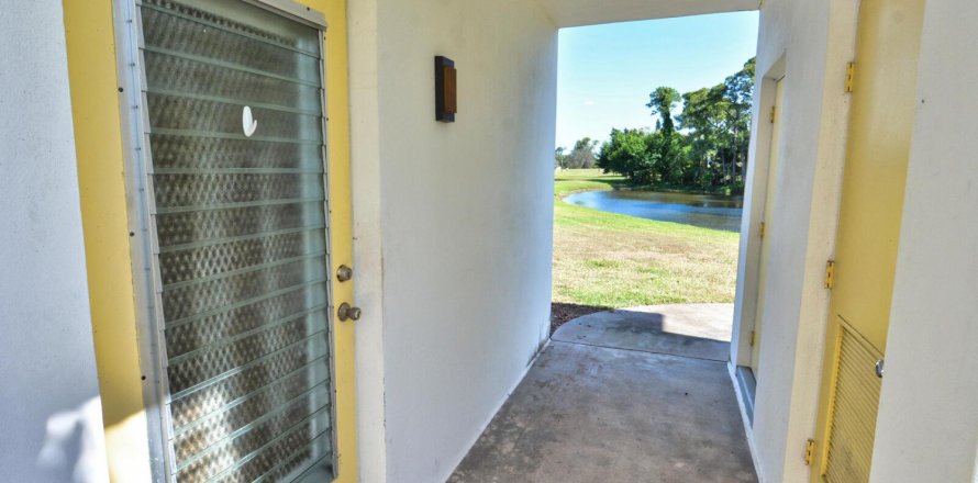 Condo in Stuart, Florida, 2 bedrooms № 2185202