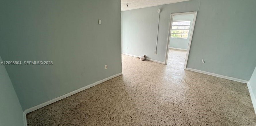 House in Miami, Florida 1 bedroom, 716.65 sq.m. № 2399666
