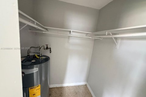 House in Miami, Florida 1 bedroom, 716.65 sq.m. № 2399666 - photo 5