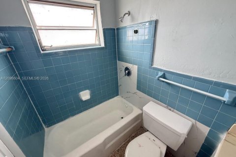 House in Miami, Florida 1 bedroom, 716.65 sq.m. № 2399666 - photo 7