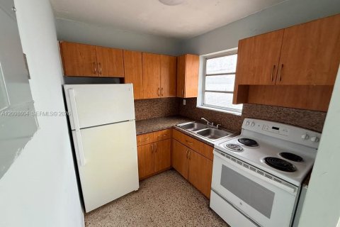 House in Miami, Florida 1 bedroom, 716.65 sq.m. № 2399666 - photo 4