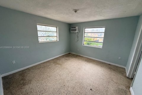 House in Miami, Florida 1 bedroom, 716.65 sq.m. № 2399666 - photo 3