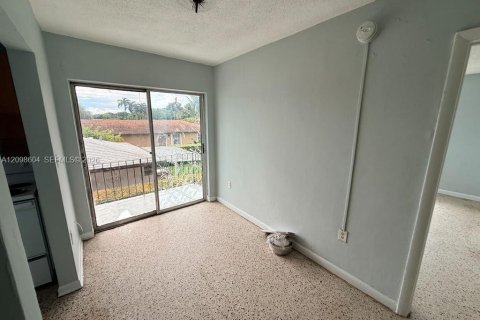 House in Miami, Florida 1 bedroom, 716.65 sq.m. № 2399666 - photo 2