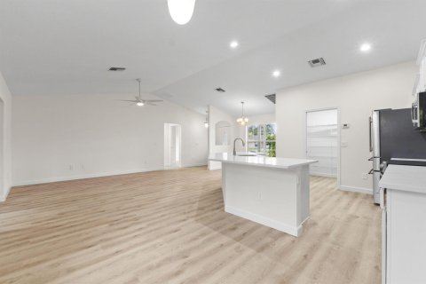 House in St. Lucie, Florida 3 bedrooms, 129.23 sq.m. № 2389919 - photo 6