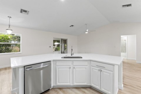 House in St. Lucie, Florida 3 bedrooms, 129.23 sq.m. № 2389919 - photo 9