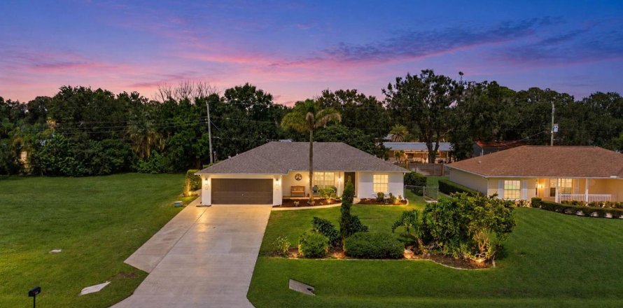 House in St. Lucie, Florida 3 bedrooms, 129.23 sq.m. № 2389919