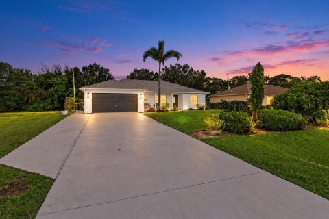 House in St. Lucie, Florida 3 bedrooms, 129.23 sq.m. № 2389919 - photo 2