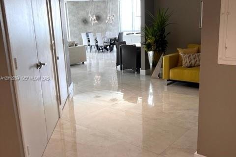 Copropriété à louer à North Miami Beach, Floride: 2 chambres, 181.9 m2 № 2171176 - photo 3