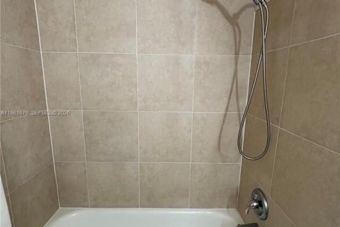 Copropriété à vendre à Hallandale Beach, Floride: 2 chambres, 111.48 m2 № 2023835 - photo 14