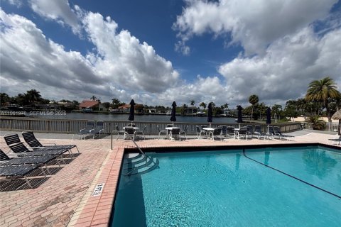 Copropriété à vendre à Hallandale Beach, Floride: 2 chambres, 111.48 m2 № 2023835 - photo 29