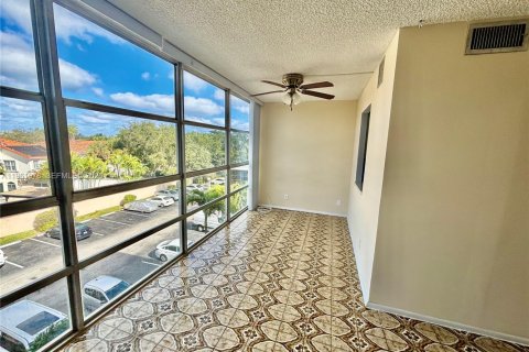 Copropriété à vendre à Hallandale Beach, Floride: 2 chambres, 111.48 m2 № 2023835 - photo 27