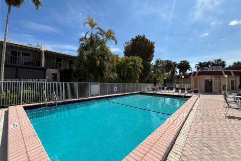 Copropriété à vendre à Hallandale Beach, Floride: 2 chambres, 111.48 m2 № 2023835 - photo 30