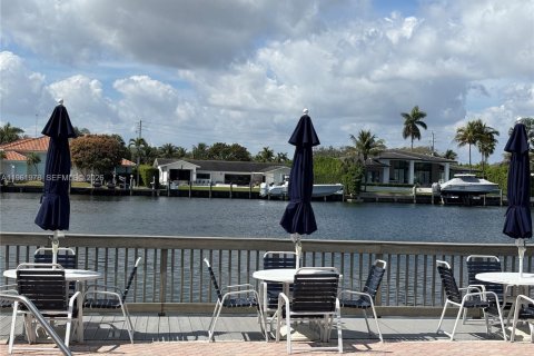 Copropriété à vendre à Hallandale Beach, Floride: 2 chambres, 111.48 m2 № 2023835 - photo 20
