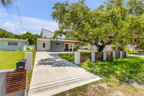 House in New Smyrna Beach, Florida 4 bedrooms, 302.58 sq.m. № 1876690 - photo 2