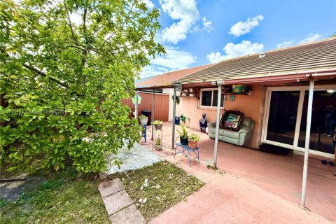 Casa en venta en Hialeah, Florida, 2 dormitorios, 83.52 m2 № 1738252 - foto 18