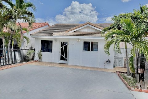 Casa en venta en Hialeah, Florida, 2 dormitorios, 83.52 m2 № 1738252 - foto 1