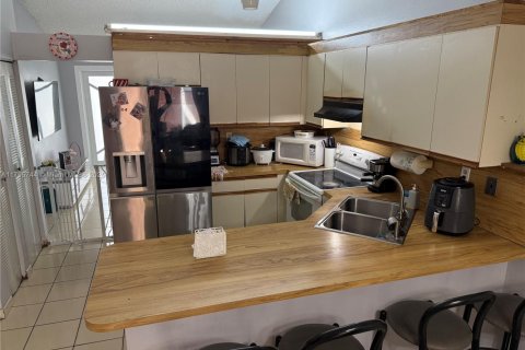 Casa en venta en Hialeah, Florida, 2 dormitorios, 83.52 m2 № 1738252 - foto 12