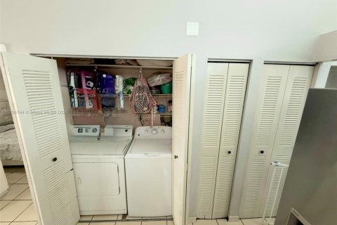 Casa en venta en Hialeah, Florida, 2 dormitorios, 83.52 m2 № 1738252 - foto 14