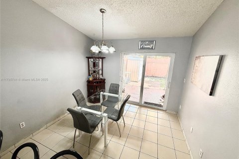 Casa en venta en Hialeah, Florida, 2 dormitorios, 83.52 m2 № 1738252 - foto 13