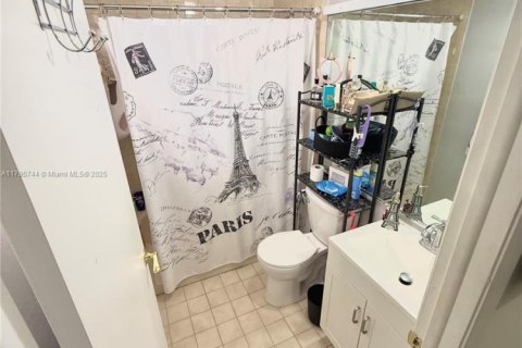 Casa en venta en Hialeah, Florida, 2 dormitorios, 83.52 m2 № 1738252 - foto 11