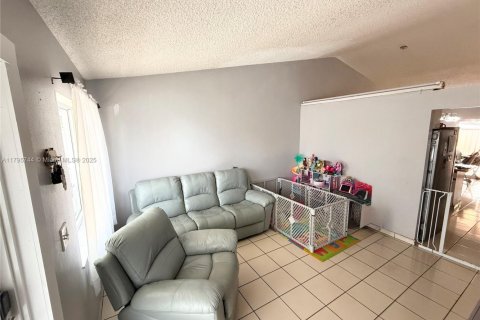 Casa en venta en Hialeah, Florida, 2 dormitorios, 83.52 m2 № 1738252 - foto 3