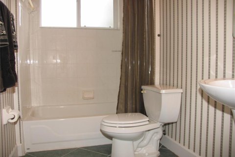 House in Ormond Beach, Florida 4 bedrooms, 244.61 sq.m. № 1274270 - photo 17