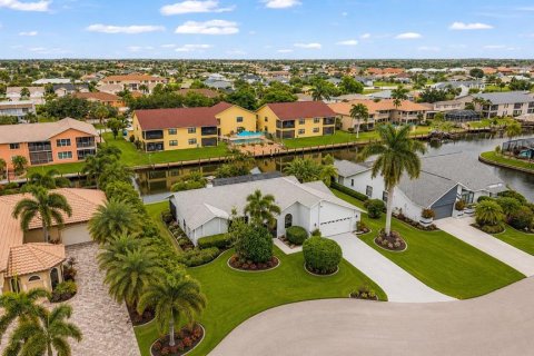 House in Cape Coral, Florida 3 bedrooms, 150.59 sq.m. № 2219725 - photo 24