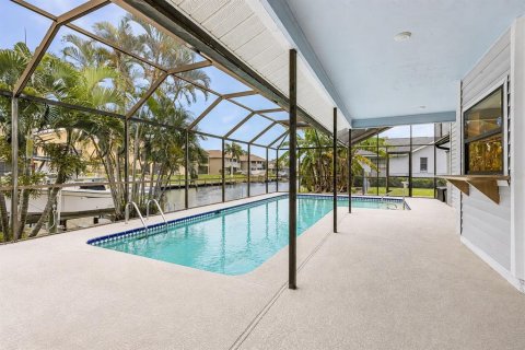House in Cape Coral, Florida 3 bedrooms, 150.59 sq.m. № 2219725 - photo 18