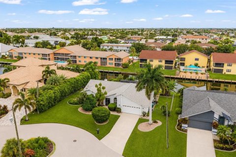 House in Cape Coral, Florida 3 bedrooms, 150.59 sq.m. № 2219725 - photo 22