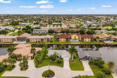 House in Cape Coral, Florida 3 bedrooms, 150.59 sq.m. № 2219725 - photo 23