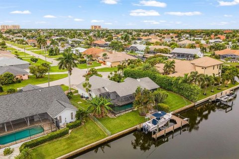 House in Cape Coral, Florida 3 bedrooms, 150.59 sq.m. № 2219725 - photo 20