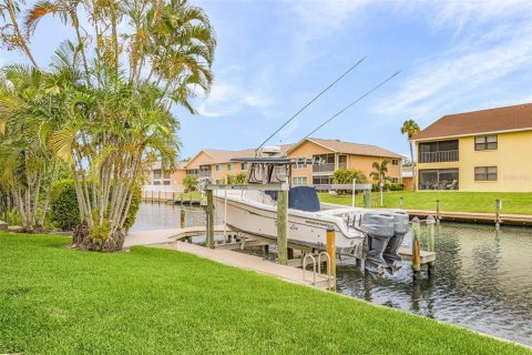 House in Cape Coral, Florida 3 bedrooms, 150.59 sq.m. № 2219725 - photo 19