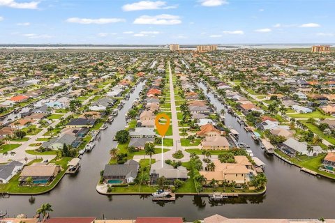 House in Cape Coral, Florida 3 bedrooms, 150.59 sq.m. № 2219725 - photo 21