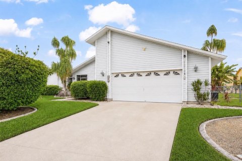 House in Cape Coral, Florida 3 bedrooms, 150.59 sq.m. № 2219725