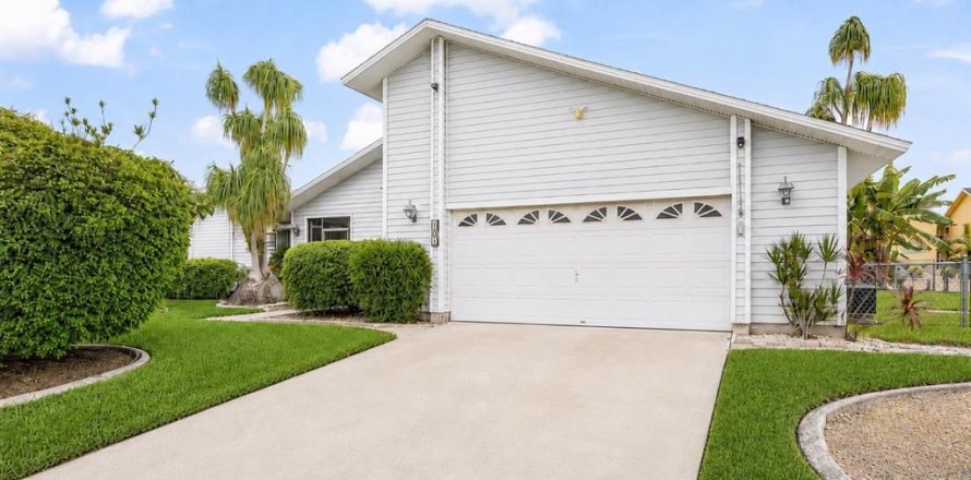 House in Cape Coral, Florida 3 bedrooms, 150.59 sq.m. № 2219725