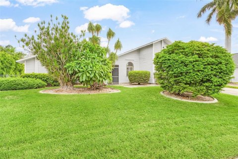 House in Cape Coral, Florida 3 bedrooms, 150.59 sq.m. № 2219725 - photo 2
