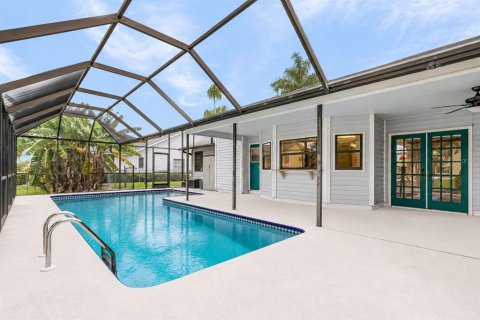 House in Cape Coral, Florida 3 bedrooms, 150.59 sq.m. № 2219725 - photo 17