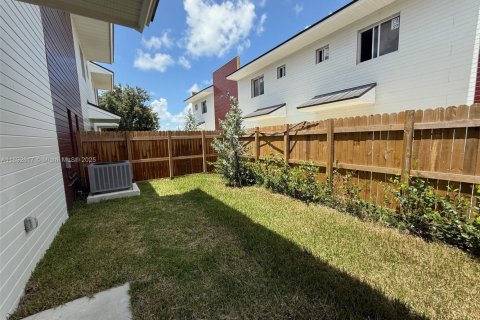 Townhouse in Florida City, Florida 4 bedrooms, 124.02 sq.m. № 1945205 - photo 25